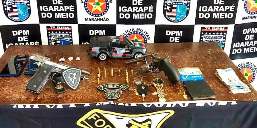 Armas de fogo usadas pelos criminosos durante o confronto.