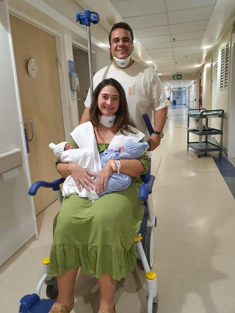 Teresa e o ex-deputado Ricardo Murad vivem um momento de grande alegria e emoção com a chegada de dois netos, Bento e Ricardo, gêmeos filhos de sua filha Juliana e de Hugo Sena de Carvalho. Na foto, o casal deixando a maternidade e indo pra casa com os pequenos gêmeos nos braços
