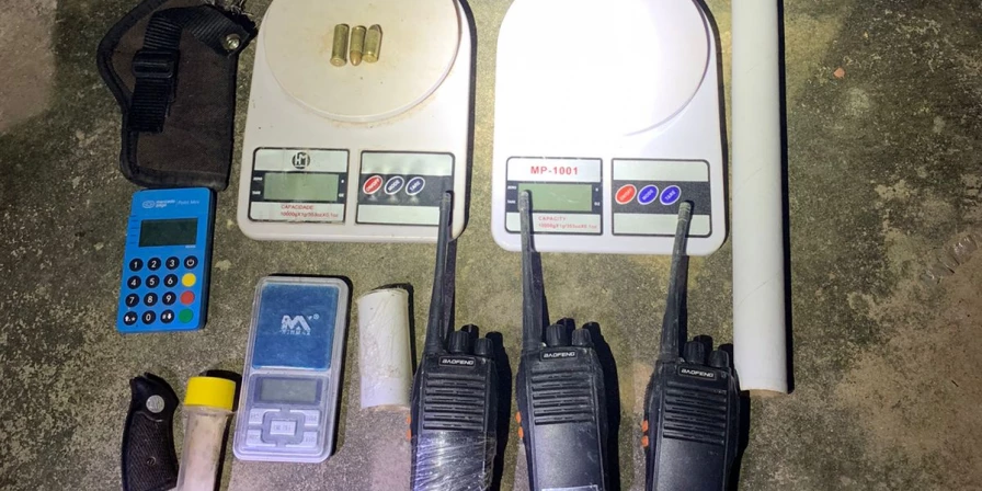 A polícia apreendeu balança de precisão, rádios comunicadores, maconha e munições