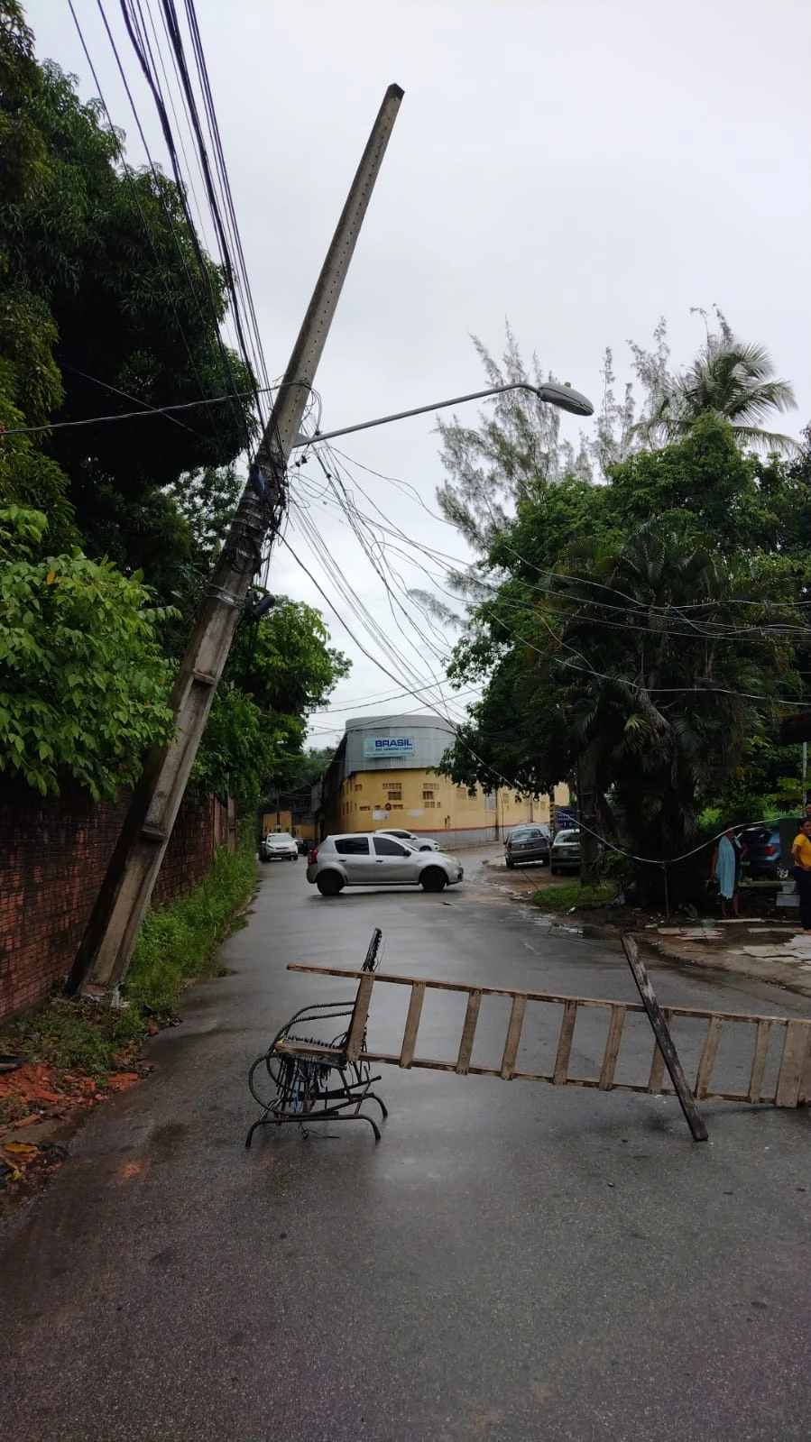 O local foi interditado pelos próprios moradores do bairro. (Foto: reprodução/WhatsApp)