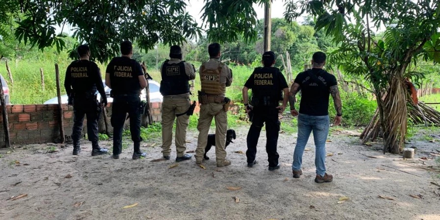 Agentes das polícias federal e civil.
