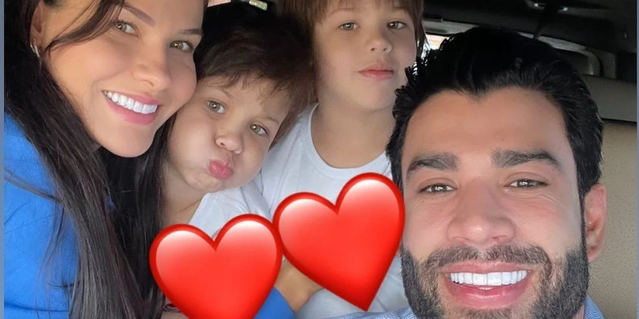 "Primeiro dia de aula e o coração dos pais está como?!", escreveu a modelo na legenda da foto.