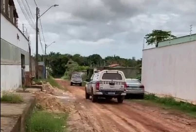 As viaturas da PM fazendo rondas no Araçagi para prender os criminosos.