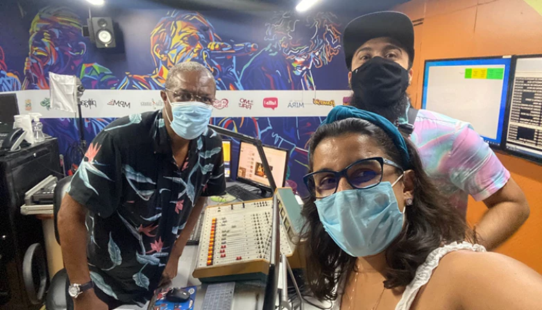 Fernanda Preta e Hugo César, do grupo Afrôs, no Plugado, na Mirante FM. Foto: Divulgação
