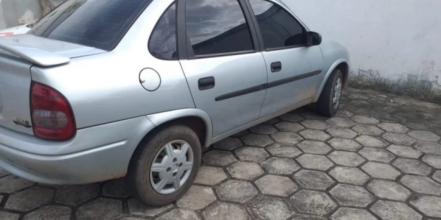 O carro do suspeito foi apreendido pela Polícia Militar.