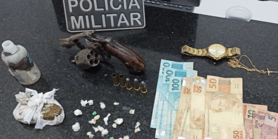 Material apreendido durante a ação policial.