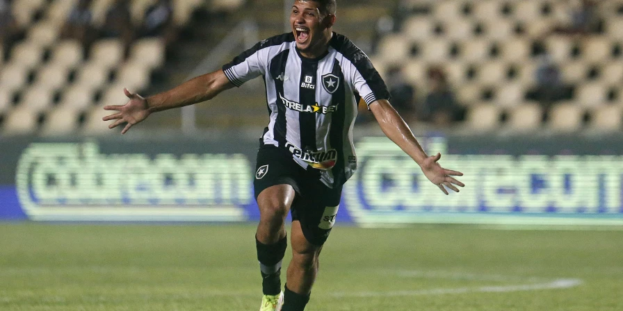 Erison fez o único gol da partida no Gigante do Outeiro da Cruz