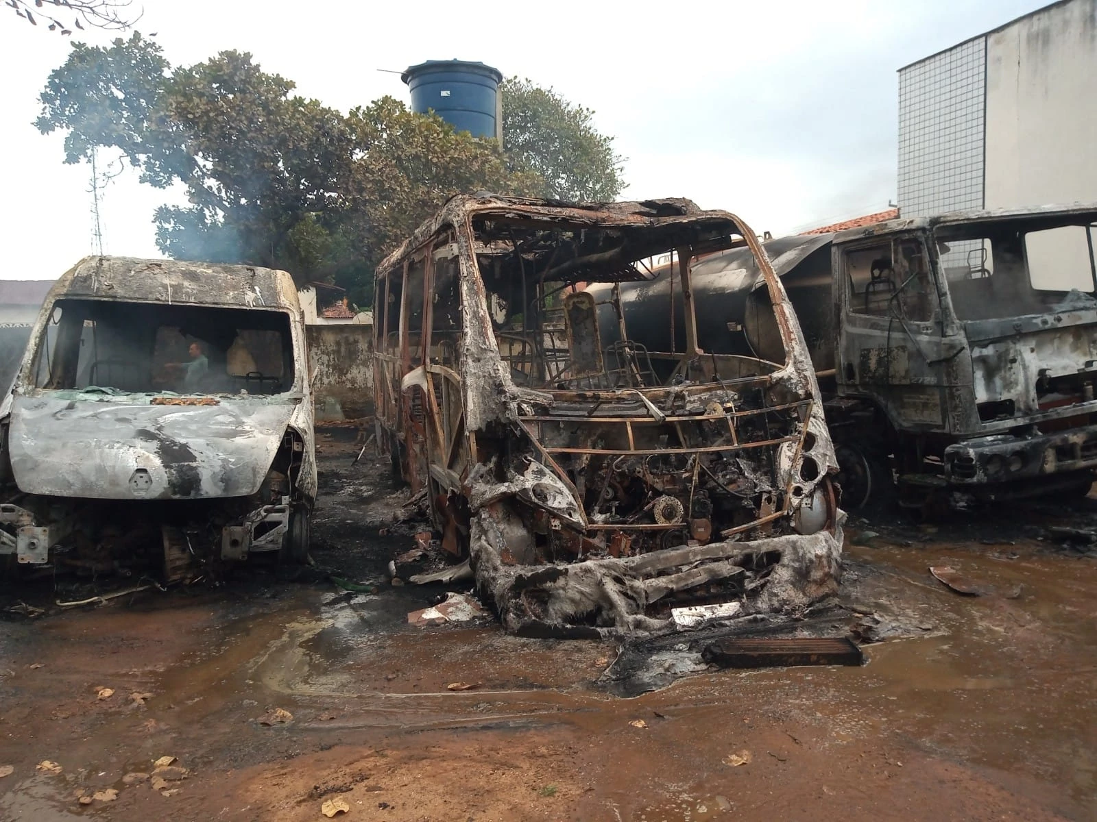 Os veículos atingidos pelo incêndio ficaram completamente destruídos. (Foto: divulgação / redes sociais)