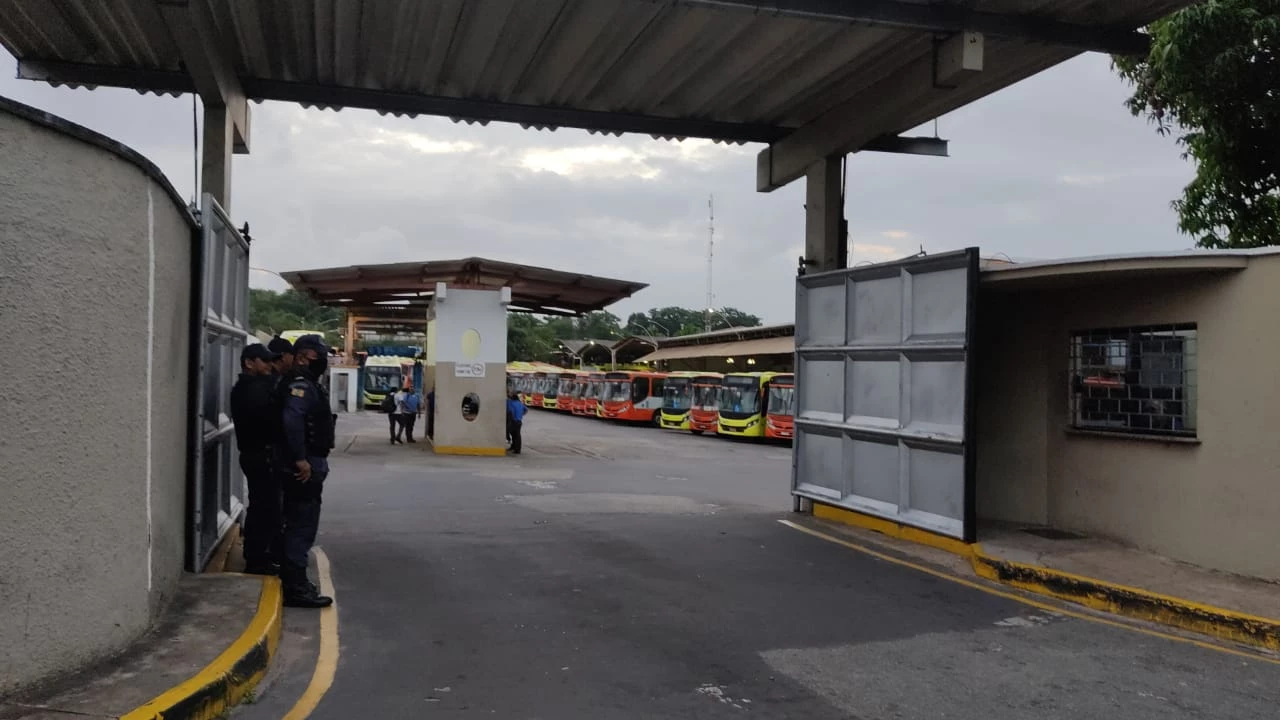 Empresas de ônibus paralisadas nesta manhã. Foto: Olavo Sampaio/TV Mirante.