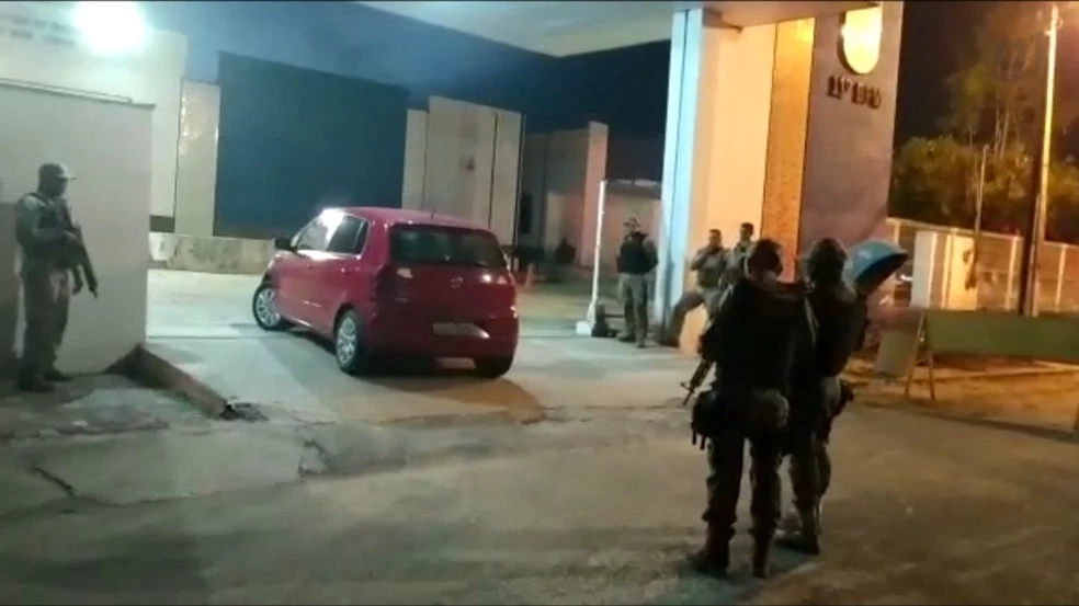 Mulher foi mantida refém em frente ao 11º Batalhão da Polícia Militar, em Timon. (Foto: Reprodução)