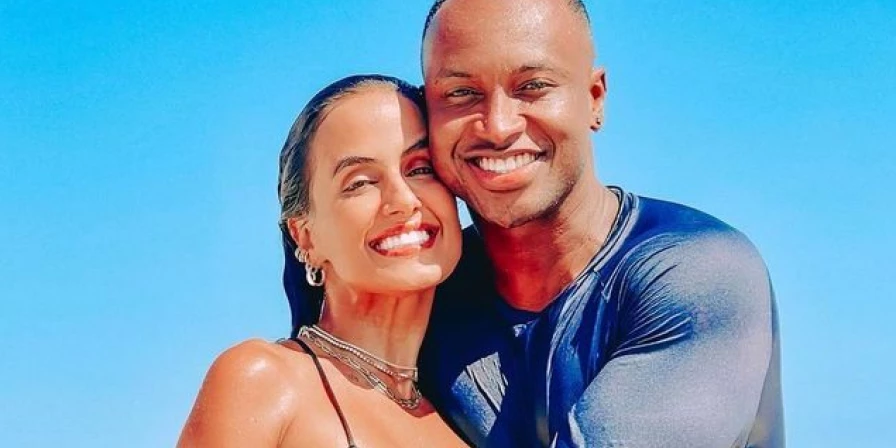 Thiaguinho postou foto com Carol Peixinho e se declarou nas redes sociais.