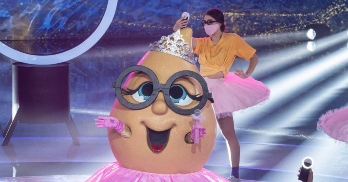Coxinha no palco do The Masked Singer Brasil. (Foto: Reprodução / TV Globo)