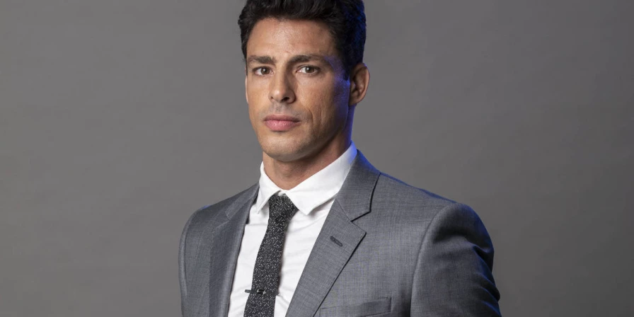 Cauã Reymond interpreta Christian/Renato em ''Um Lugar ao Sol''.