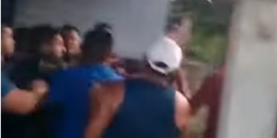 O tumulto teria começado depois de Almeida, junto com a esposa, Solange Almeida - pré-candidata a deputada estadual -, tentar promover uma partida de futebol