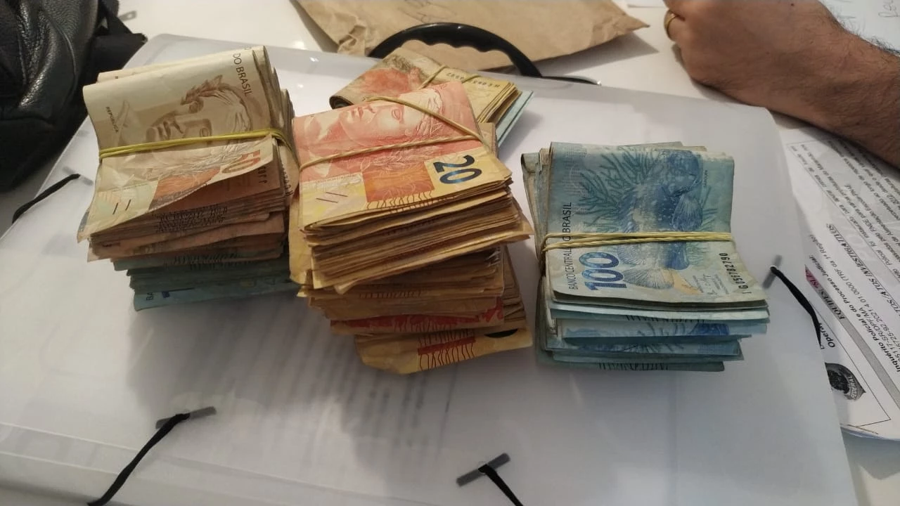 Dinheiro apreendido pelos agentes da PF. Foto: Divulgação/Polícia Federal.