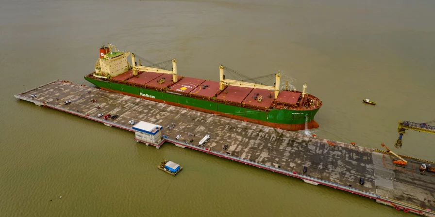 Navio Arborella atracado no novo berço 99 realiza testes de comissionamento para movimentação de celulose da Suzano