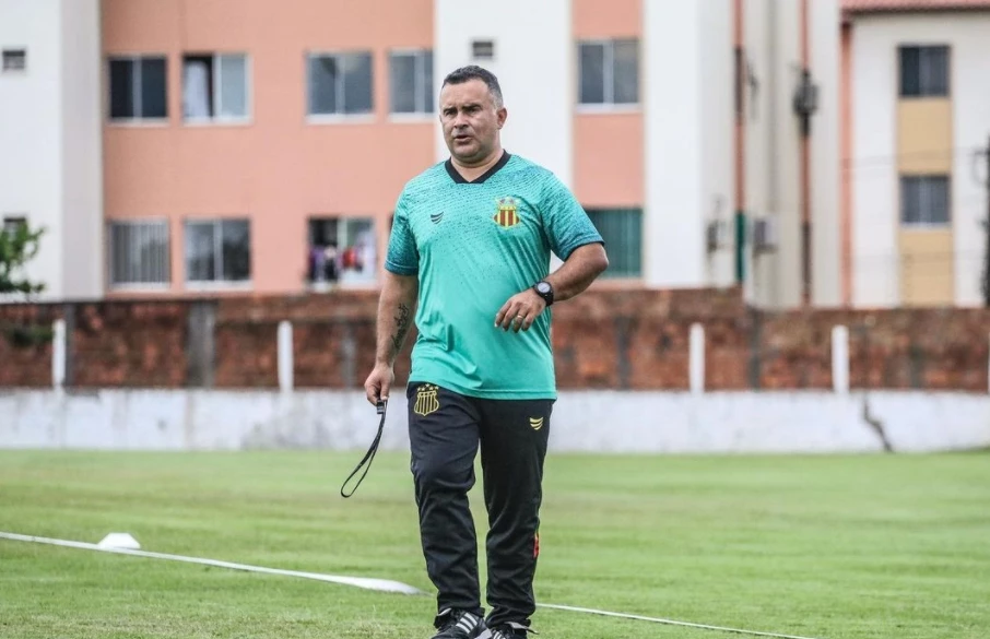 Renatinho, auxiliar de Léo Condé, trabalhou no CT nesta quinta-feira (Crédito: Ronald Felipe)