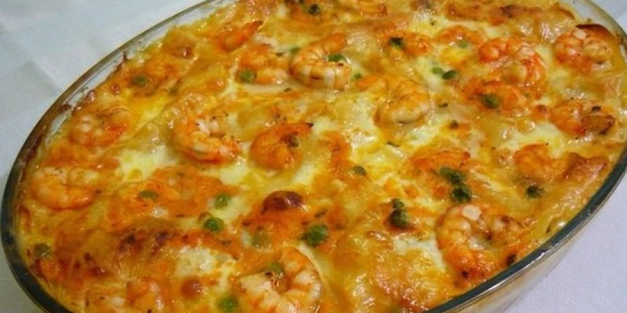 Batata gratinada com camarão