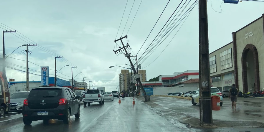 Uma das faixas da avenida São Luís Rei de França ficou interditada por causa do poste que ameaça cair.