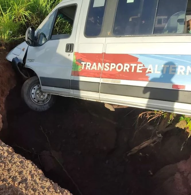 Van saiu da pista e quase caiu em cratera. Foto: Reprodução/Redes sociais.
