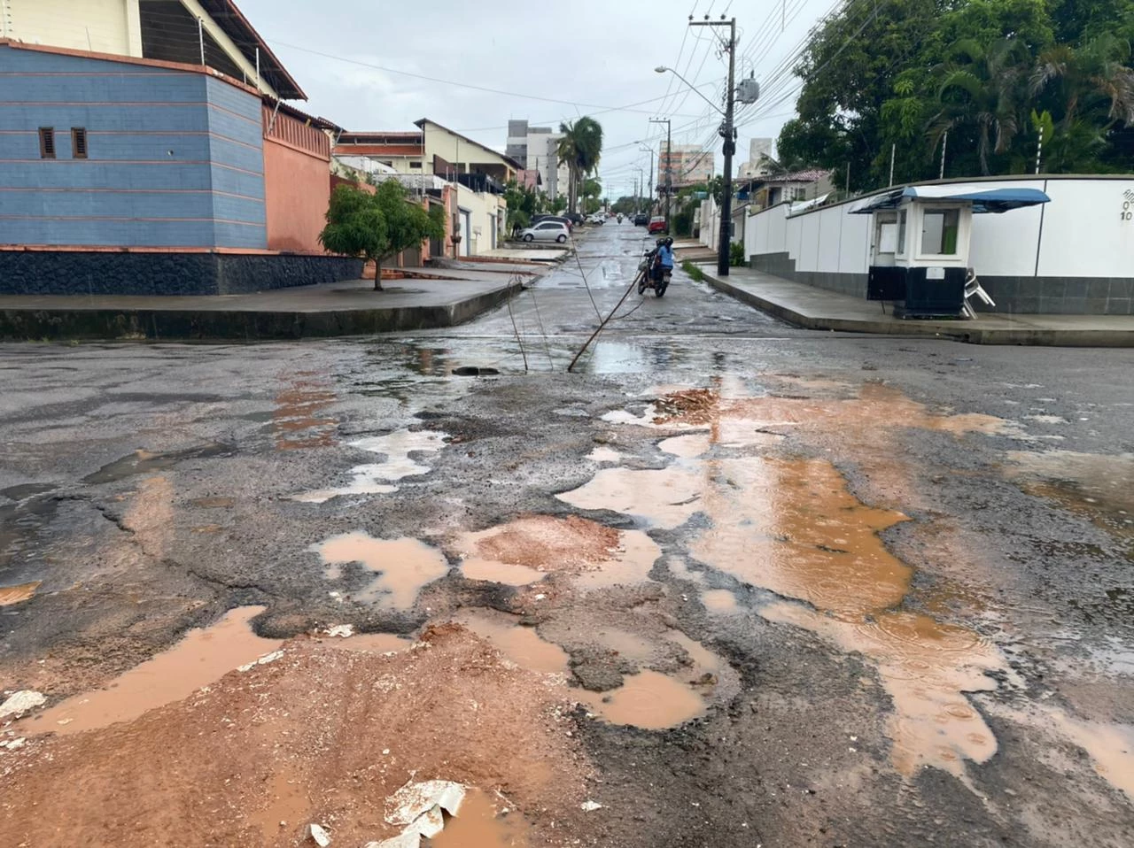 Rua dos Cedros, no bairro São Francisco. (Matheus Soares/Grupo Mirante)