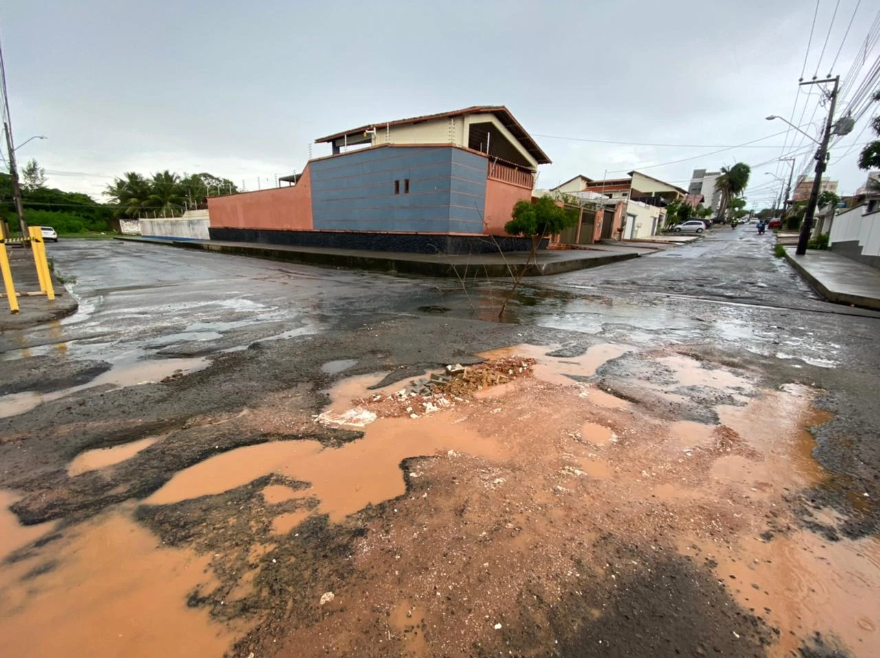 Moradores do bairro São Franciso, em São Luís, reclamam dos buracos na Rua dos Cedros. (Foto: Matheus Soares/Grupo Mirante)