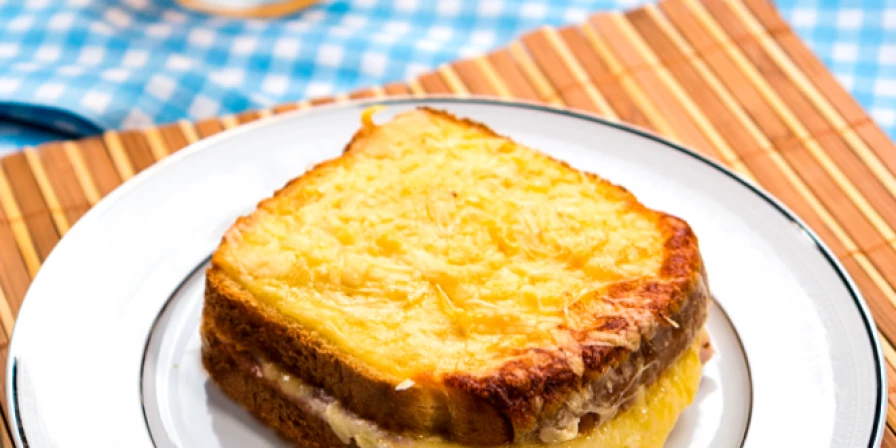 Queijo quente com crosta de parmesão.