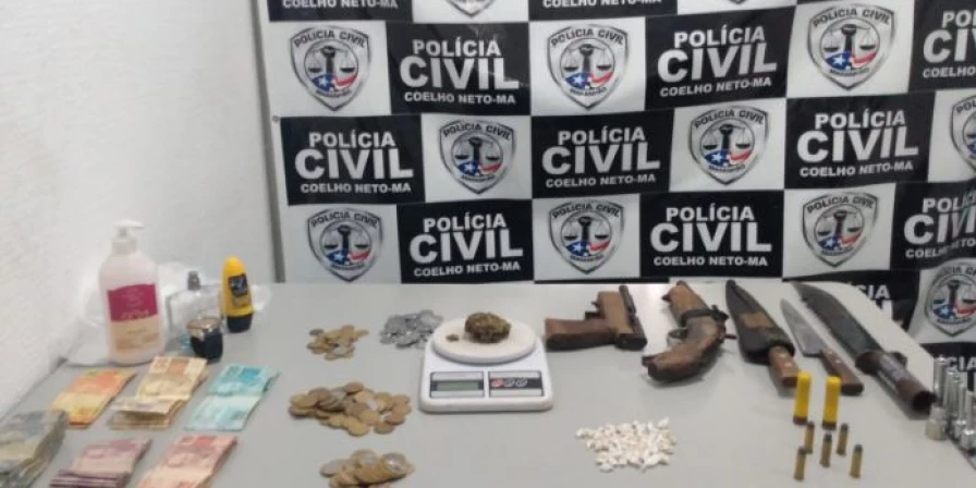 O material foi abandonado por três criminosos.