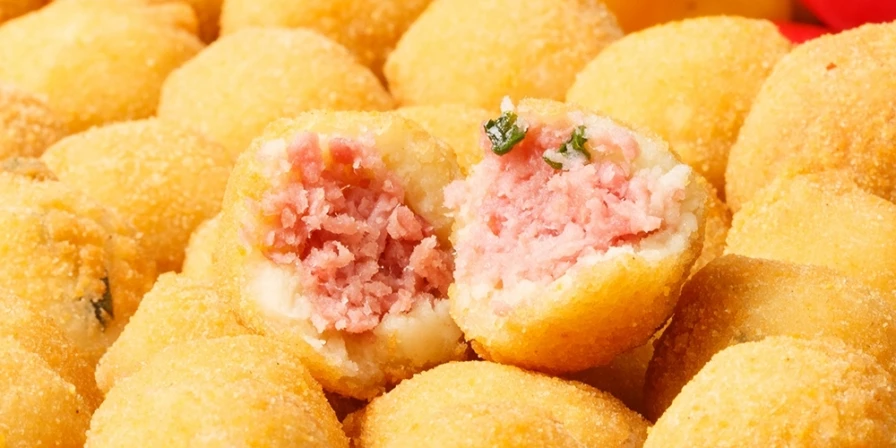 Bolinho crocante de calabresa com queijo