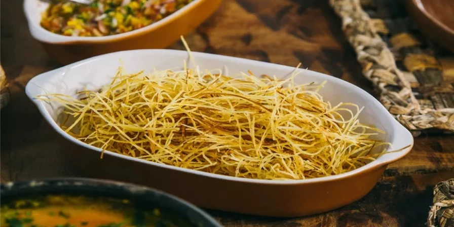 A mandioca palha combina muito bem com qualquer carne.
