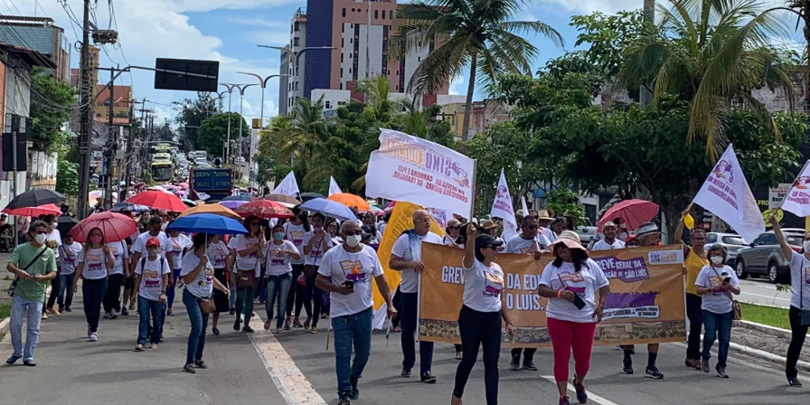Professores saíram em passeata nesta segunda-feira.