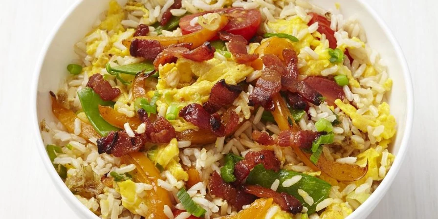Arroz com legumes e ovo.