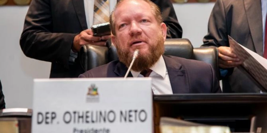 Othelino fica sozinho em seu projeto de criar uma oposição