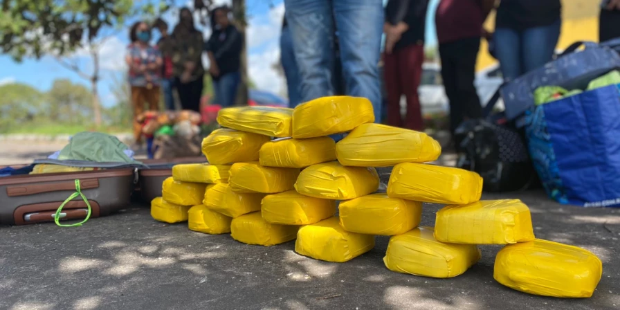 A droga foi apreendida dentro de um ônibus interestadual, no bairro Pedrinhas, em São Luís.