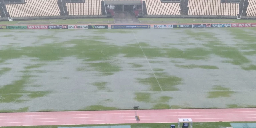 Imagens registradas três horas antes da partida denunciavam situação ruim do gramado