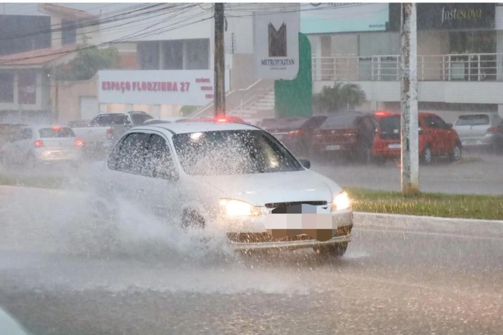 Chuva forte que caiu na tarde de hoje deixou alguns pontos da cidade alagados. Motoristas devem redobrar a atenção. Foto: Matheus Soares/ Grupo Mirante