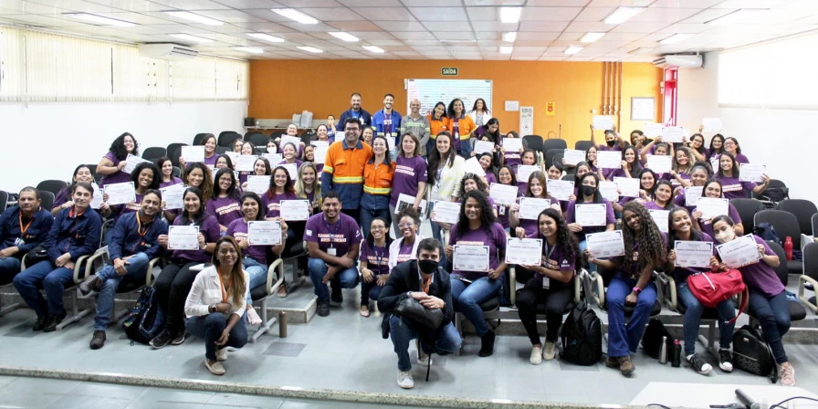As cinquenta profissionais femininas na solenidade de entrega dos certificados de conclusão de formação