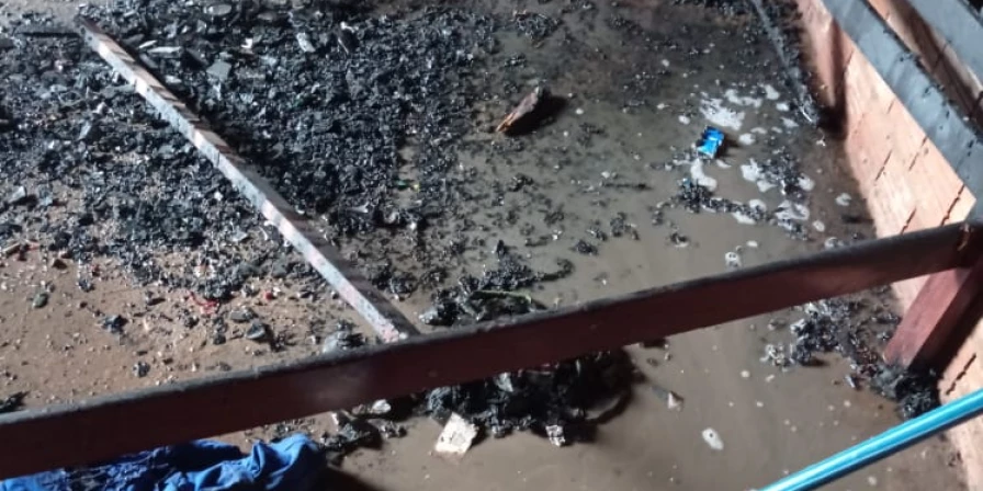Interior do imóvel ficou bastante danificado após o incêndio.