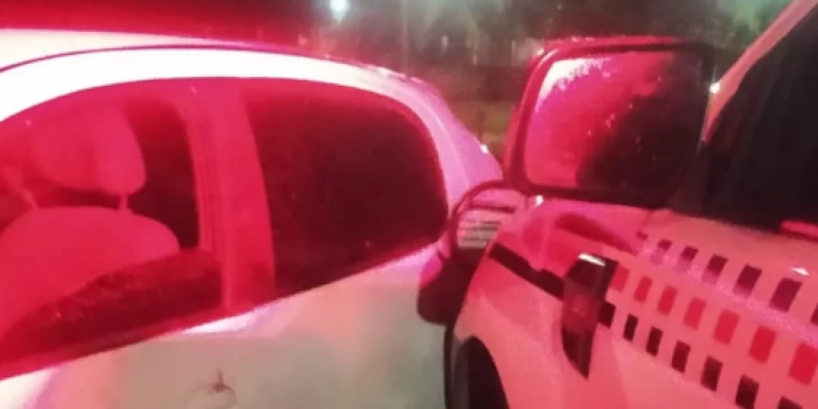 Criminosos estavam em um veículo branco.