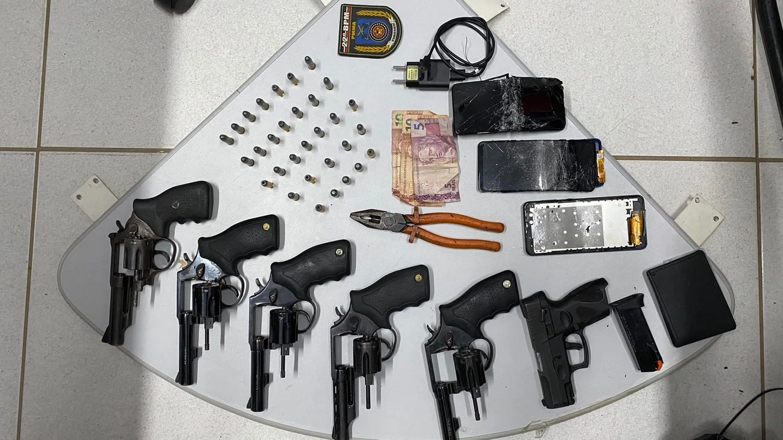 Armas apreendidas com o suspeitos. (Divulgação / PMMA)