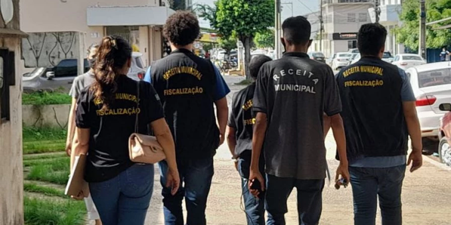 Fiscais da Secretaria Municipal de Planejamento, Fazenda e Gestão Orçamentária (Sefazgo) durante ação