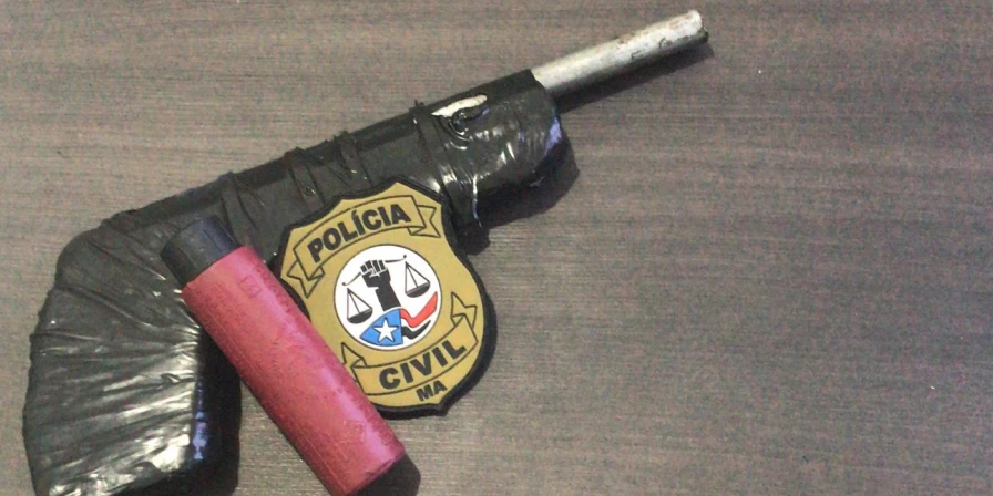 A arma foi encontrada na mochila do adolescente, na escola, em Miranda do Norte.