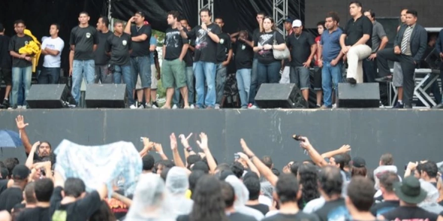 Produção no palco do Metal Open Air tentando explicar ao público sobre os cancelamentos das diversas bandas durante o festival.