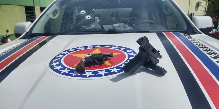 A polícia apreendeu três armas de fogo e a viatura ficou marcada de tiros.