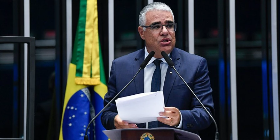 Eduardo Girão retira candidatura e declara apoio a Rogério Marinho