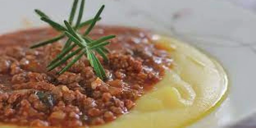 Polenta com carne moída