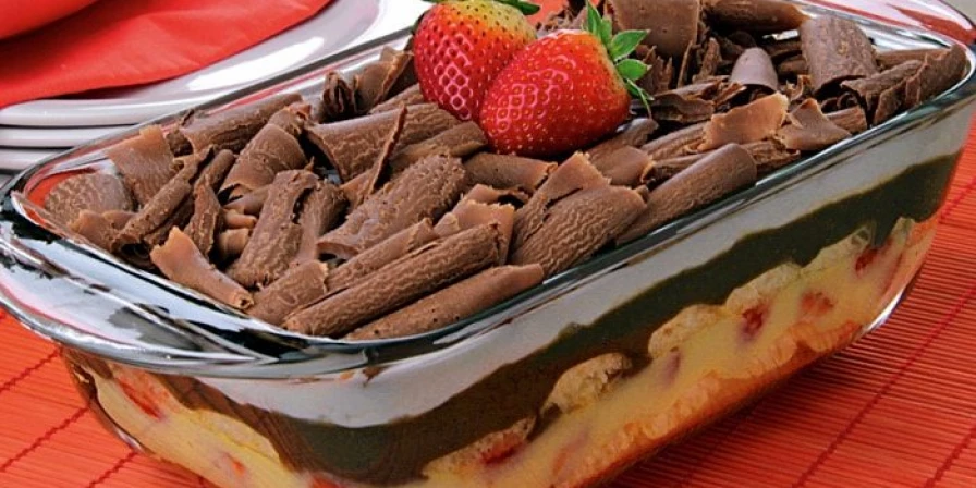 Pavê de morango com chocolate