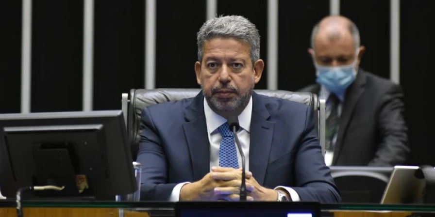 Lira distribui R$ 70 milhões a deputados às vésperas de eleição na Câmara
