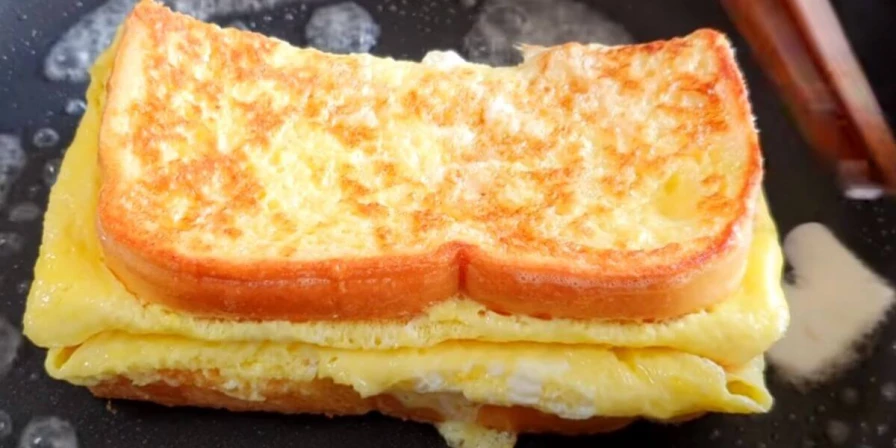 Lanche de frigideira com ovo.