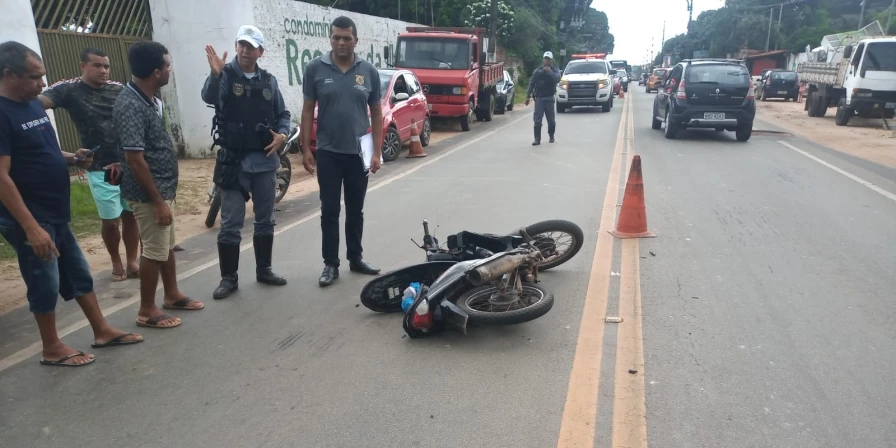 Os policiais e os peritos do Icrim estiveram no local do acidente de trânsito.